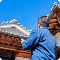 屋根を見上げている様子